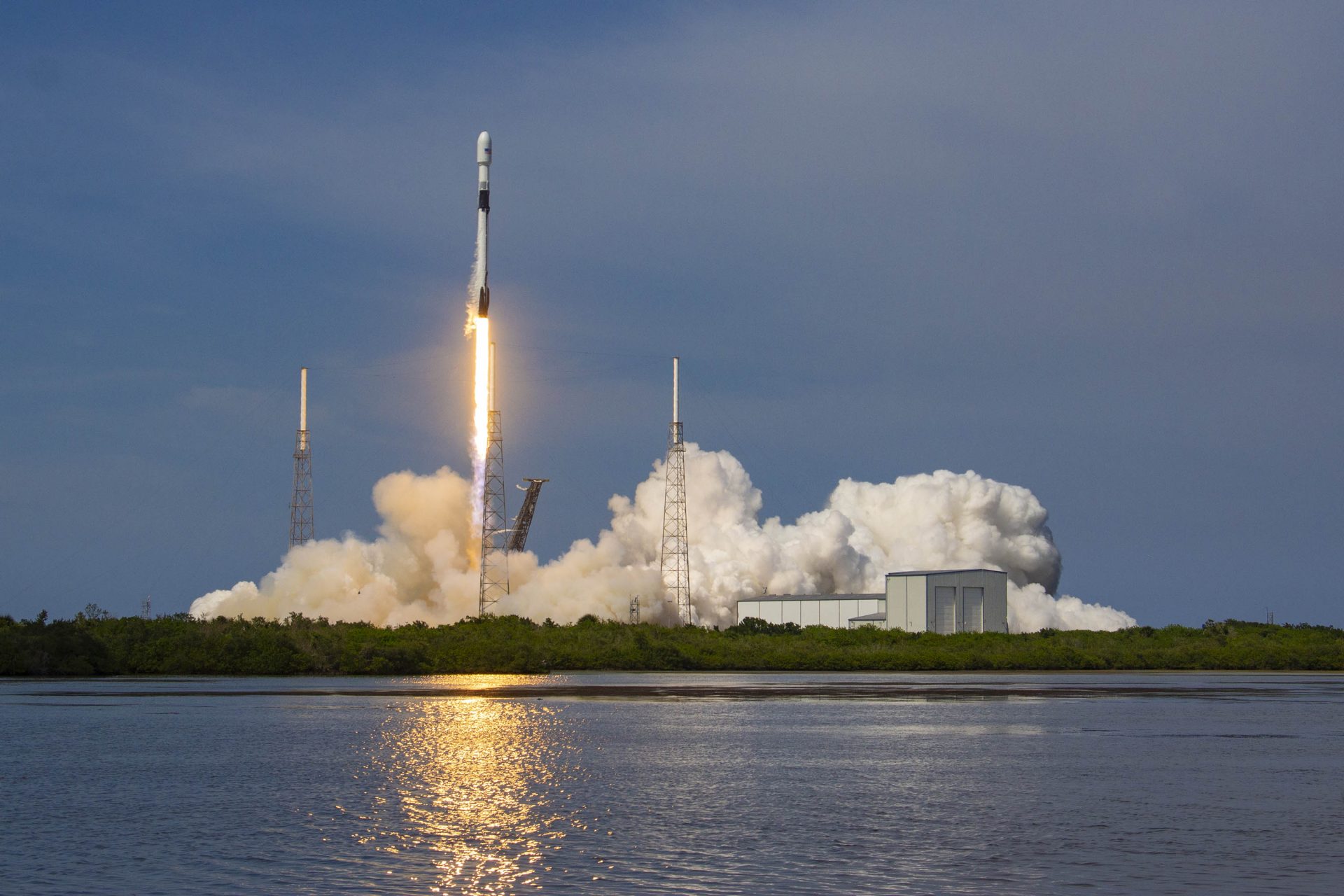 Falcon 9 lifting off
