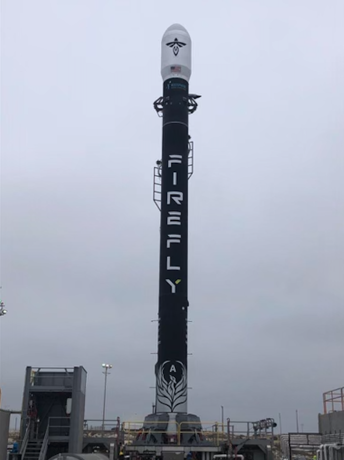 El cohete Alpha de Firefly posado en la plataforma de lanzamiento SLC-2W